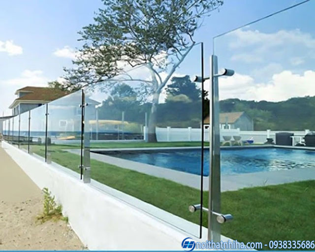 Lan can kính trụ dài an toàn cho khu bể bơi ngoài trời