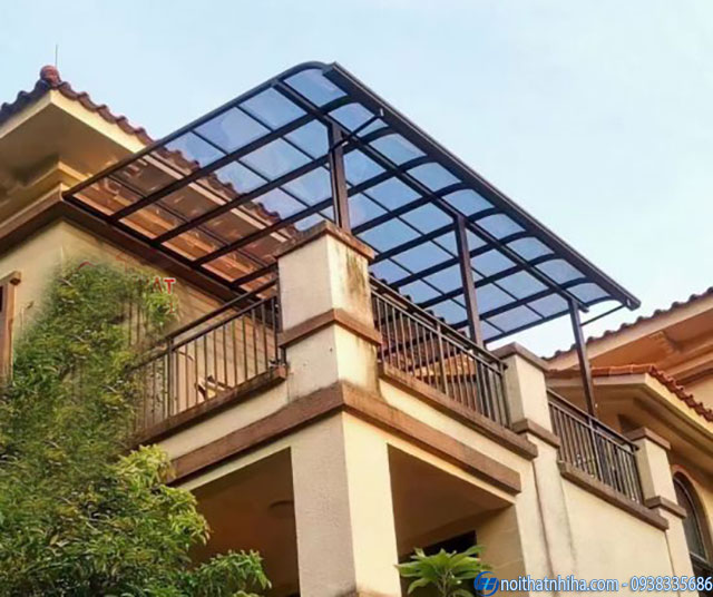 Mẫu mái che sân thượng bằng nhựa polycarbonate màu trà