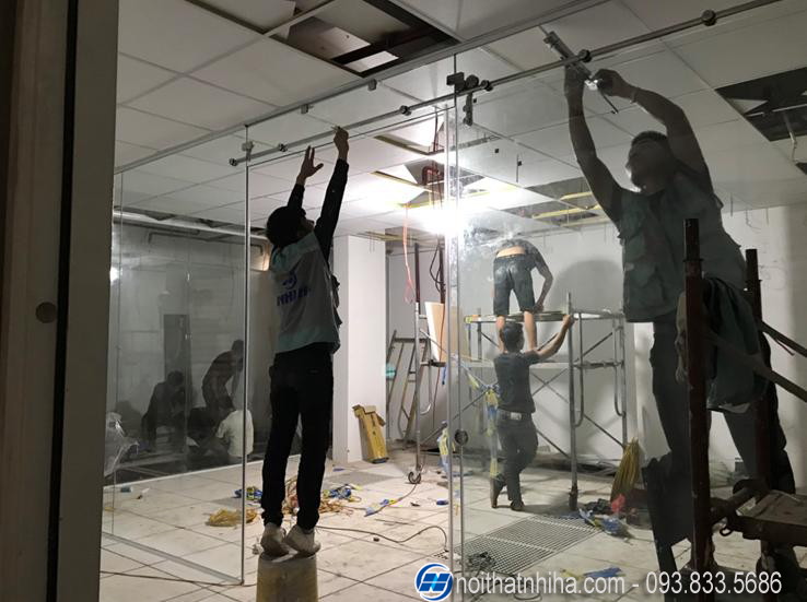 Cửa lùa kính cường lực ray treo