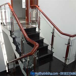 Cầu thang kính tay vịn gỗ