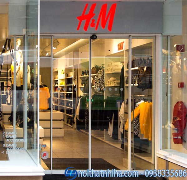 Cửa kính shop thời trang có khung 1