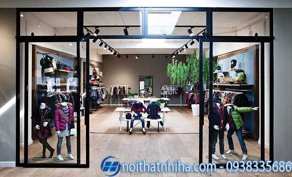 Cửa kính shop thời trang có khung 5