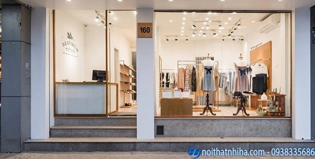 Vách kính khung gỗ sử dụng cho mặt tiền cửa hàng showroom