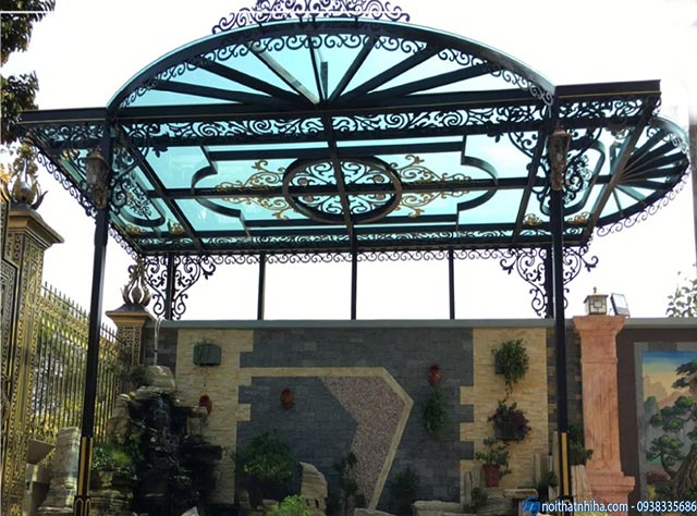 Mái kính sân vườn kết hợp với khung sắt. nghệ thuật