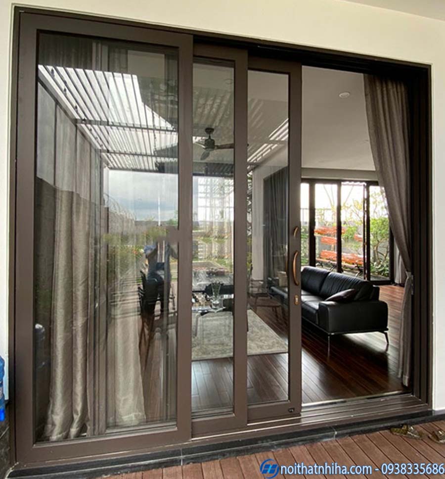 Cửa đi mở trượt 3 cánh nhôm Xingfa 4 Mẫu cửa đi mở trượt 3 cánh nhôm xingfa 3 ray màu nâu