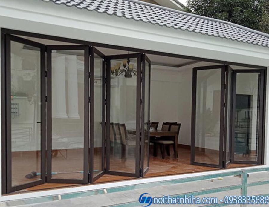 Cửa đi xếp trượt 8 cánh nhôm Xingfa 6 Mẫu cửa đi xếp trượt 8 cánh nhôm Xingfa màu nâu sang trọng cho biệt thự