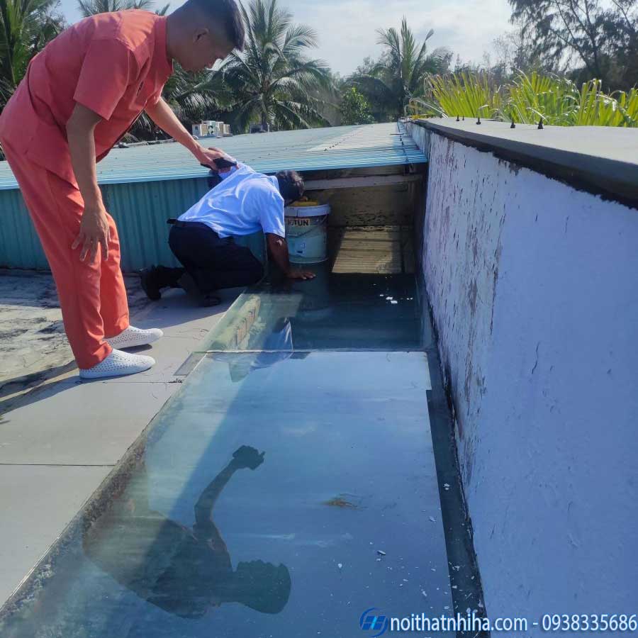 Mái kính thấm nước do kỹ thuật lắp đặt kém hoặc yếu tố bên ngoài tác động