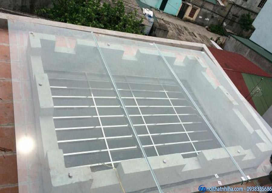 Bề mặt kính của mái che bị ố 