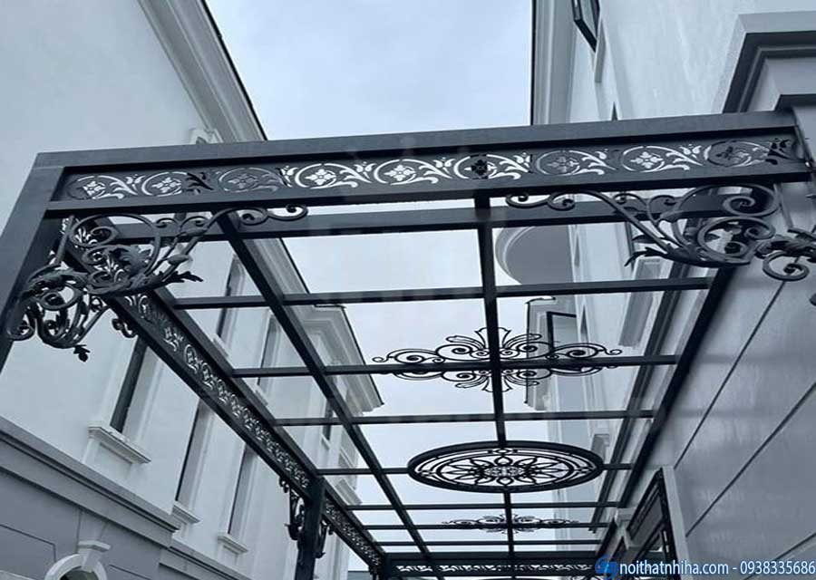Khung của mái che kính được làm bằng sắt chắc chắn 