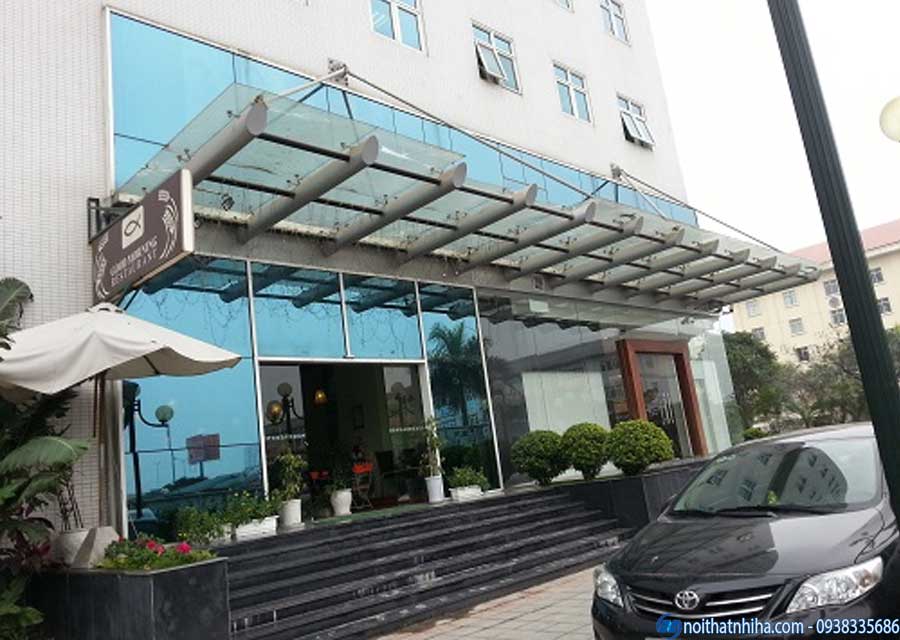 Nhược điểm của mái kính là dễ bị ố sau thời gian dài sử dụng